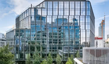 Aż 7 dB mniej przy odsłoniętym stropie. Akustyka instalacji HVAC w biurowcu The Form